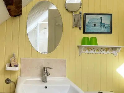 Salle de bains dans l'établissement Maison individuelle avec spa et jardin, près de Domfront - FR-1-497-101