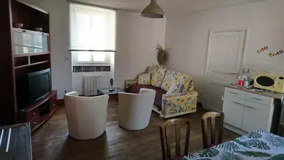 Télévision ou salle de divertissement dans l'établissement Gite pour 6 ou chambre pour 2 à FORMIGNY