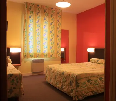 Un ou plusieurs lits dans un hébergement de l'établissement Logis Hôtel et Restaurant La Tour Brette