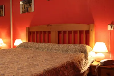 Un ou plusieurs lits dans un hébergement de l'établissement Logis Hôtel et Restaurant La Tour Brette