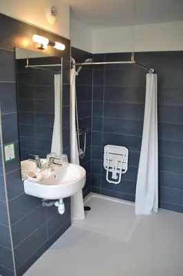 Salle de bains dans l'établissement Hotel du Louvre