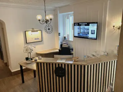 Télévision ou salle de divertissement dans l'établissement Hotel du Louvre