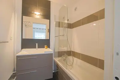 Salle de bains dans l'établissement APPARTEMENT MODERNE A CAEN POUR 4 PERSONNES