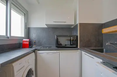 Cuisine ou kitchenette dans l'établissement APPARTEMENT MODERNE A CAEN POUR 4 PERSONNES