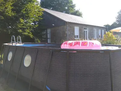 Piscine de l'établissement Les Gîtes du Château de Passillé ou située à proximité