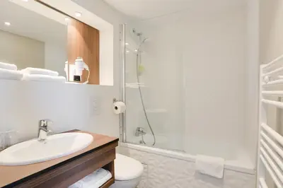 Salle de bains dans l'établissement Brit Hotel Caen Nord - Mémorial
