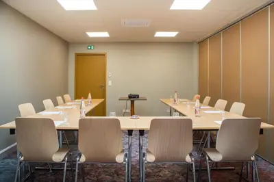 Espace de conférence ou salle de réunion dans l'établissement Brit Hotel Caen Nord - Mémorial