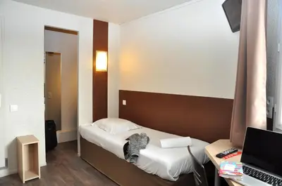 Un ou plusieurs lits dans un hébergement de l'établissement B Hotel Caen Mondeville