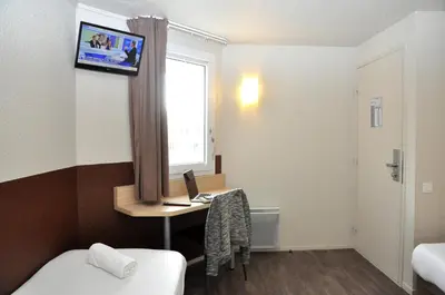 Un ou plusieurs lits dans un hébergement de l'établissement B Hotel Caen Mondeville