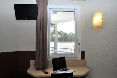 Télévision ou salle de divertissement dans l'établissement B Hotel Caen Mondeville
