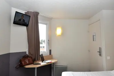 Télévision ou salle de divertissement dans l'établissement B Hotel Caen Mondeville