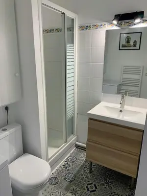 Salle de bains dans l'établissement FRONT DE MER 11 - JARDIN - THALASSO