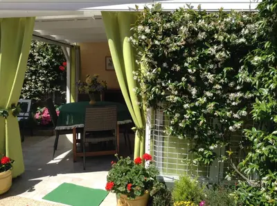Jardin de l'établissement La Maison s'apelle le P'tit Nid