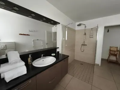 Salle de bains dans l'établissement La Vallée