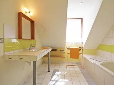 Salle de bains dans l'établissement Gîte familial 12 pers., animaux acceptés, à l'orée de la forêt - FR-1-497-18