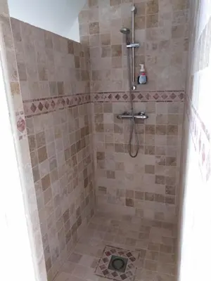Salle de bains dans l'établissement L'Tas De Cailloux
