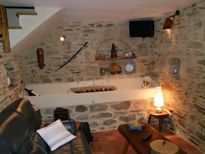 Télévision ou salle de divertissement dans l'établissement L'Tas De Cailloux