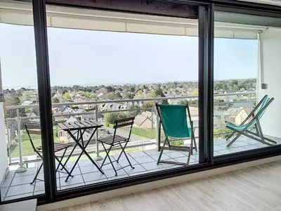 Balcon ou terrasse dans l'établissement Appartement rénové avec tennis privé, parking et vue mer - FR-1-361-162