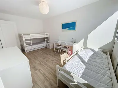 Un ou plusieurs lits dans un hébergement de l'établissement Appartement rénové avec tennis privé, parking et vue mer - FR-1-361-162
