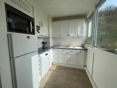 Cuisine ou kitchenette dans l'établissement Appartement rénové avec tennis privé, parking et vue mer - FR-1-361-162