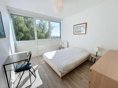 Un ou plusieurs lits dans un hébergement de l'établissement Appartement rénové avec tennis privé, parking et vue mer - FR-1-361-162
