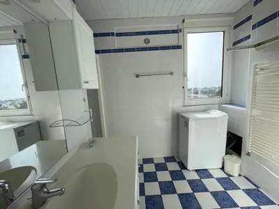 Salle de bains dans l'établissement Appartement rénové avec tennis privé, parking et vue mer - FR-1-361-162