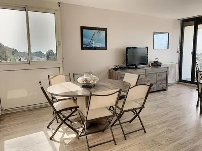 Télévision ou salle de divertissement dans l'établissement Appartement rénové avec tennis privé, parking et vue mer - FR-1-361-162