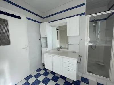 Salle de bains dans l'établissement Appartement rénové avec tennis privé, parking et vue mer - FR-1-361-162