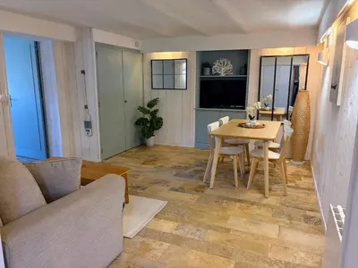 Télévision ou salle de divertissement dans l'établissement Villa St Laurent - Bel appartement refait à neuf à 50 m de la Plage