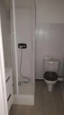 Salle de bains dans l'établissement CHE F3 gauche Terrasse jardin barbecue hypercentre wifi