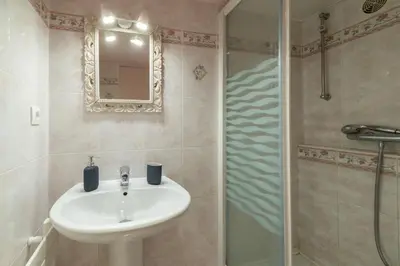 Salle de bains dans l'établissement Le Scenario