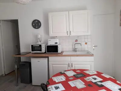 Cuisine ou kitchenette dans l'établissement Promo F2 wifi Courseulles sur mer