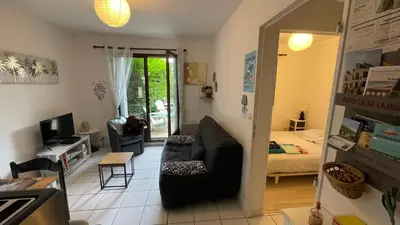 Télévision ou salle de divertissement dans l'établissement 2 pièces avec jardin Fleur Marine bord de mer Cabourg