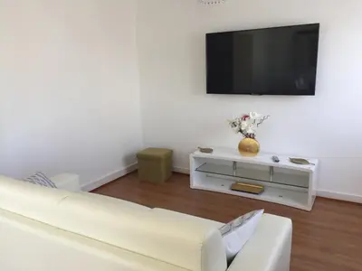 Télévision ou salle de divertissement dans l'établissement maison proche du Mont Saint Michel