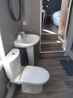 Salle de bains dans l'établissement Esprit Marine chambre double