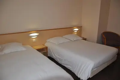 Un ou plusieurs lits dans un hébergement de l'établissement Hôtel Cositel, CIT'HOTEL Coutances