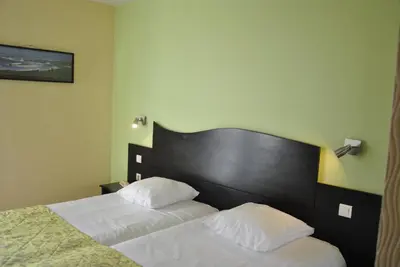 Un ou plusieurs lits dans un hébergement de l'établissement Hôtel Cositel, CIT'HOTEL Coutances