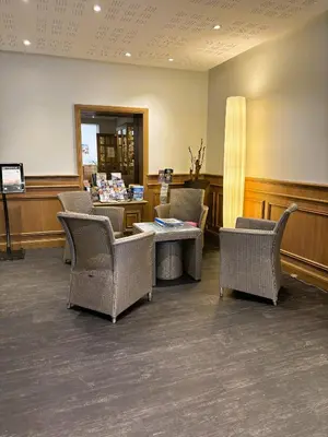 Coin salon dans l'établissement Le Relais Du Roy