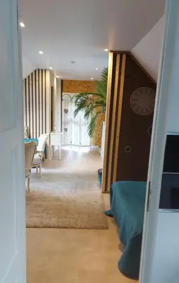 Coin salon dans l'établissement Les Suites de Véronique, chez Véronique Olive