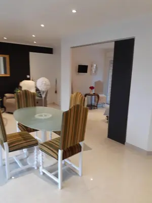 Coin salon dans l'établissement Les Suites de Véronique, chez Véronique Olive