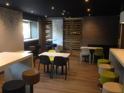 Coin salon dans l'établissement ibis Budget Caen Centre Gare