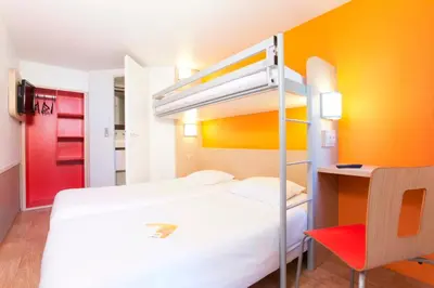 Un ou plusieurs lits dans un hébergement de l'établissement Premiere Classe Caen Est - Mondeville