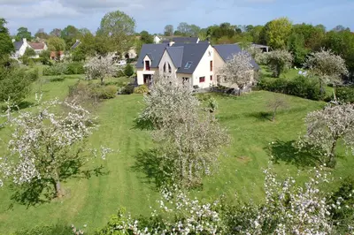 Jardin de l'établissement Le Clos des Pommiers, chambres d'hôtes & Spa