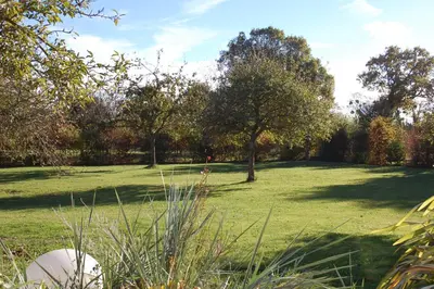Jardin de l'établissement Le Clos des Pommiers, chambres d'hôtes & Spa