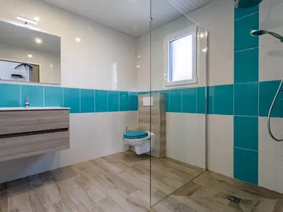 Salle de bains dans l'établissement Holiday Home Chalmeignes by Interhome
