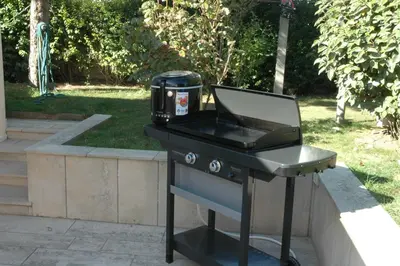 Barbecue disponible mis à disposition des clients de la maison de vacances
