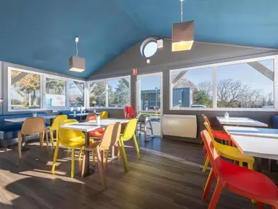 Coin salon dans l'établissement ibis budget Caen Hérouville