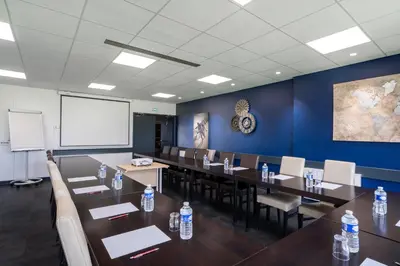 Espace de conférence ou salle de réunion dans l'établissement Logis Hôtel Restaurant Le Sainte Mère