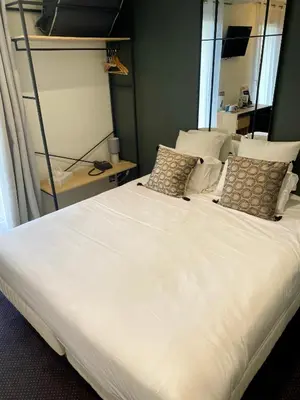Un ou plusieurs lits dans un hébergement de l'établissement Hôtel Le Pavillon de Saint-Lô