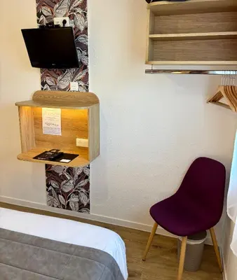 Télévision ou salle de divertissement dans l'établissement Hôtel Le Pavillon de Saint-Lô